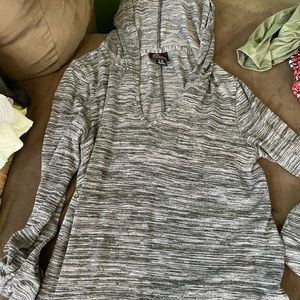 Hooded maternity top with buttoned up sleeves